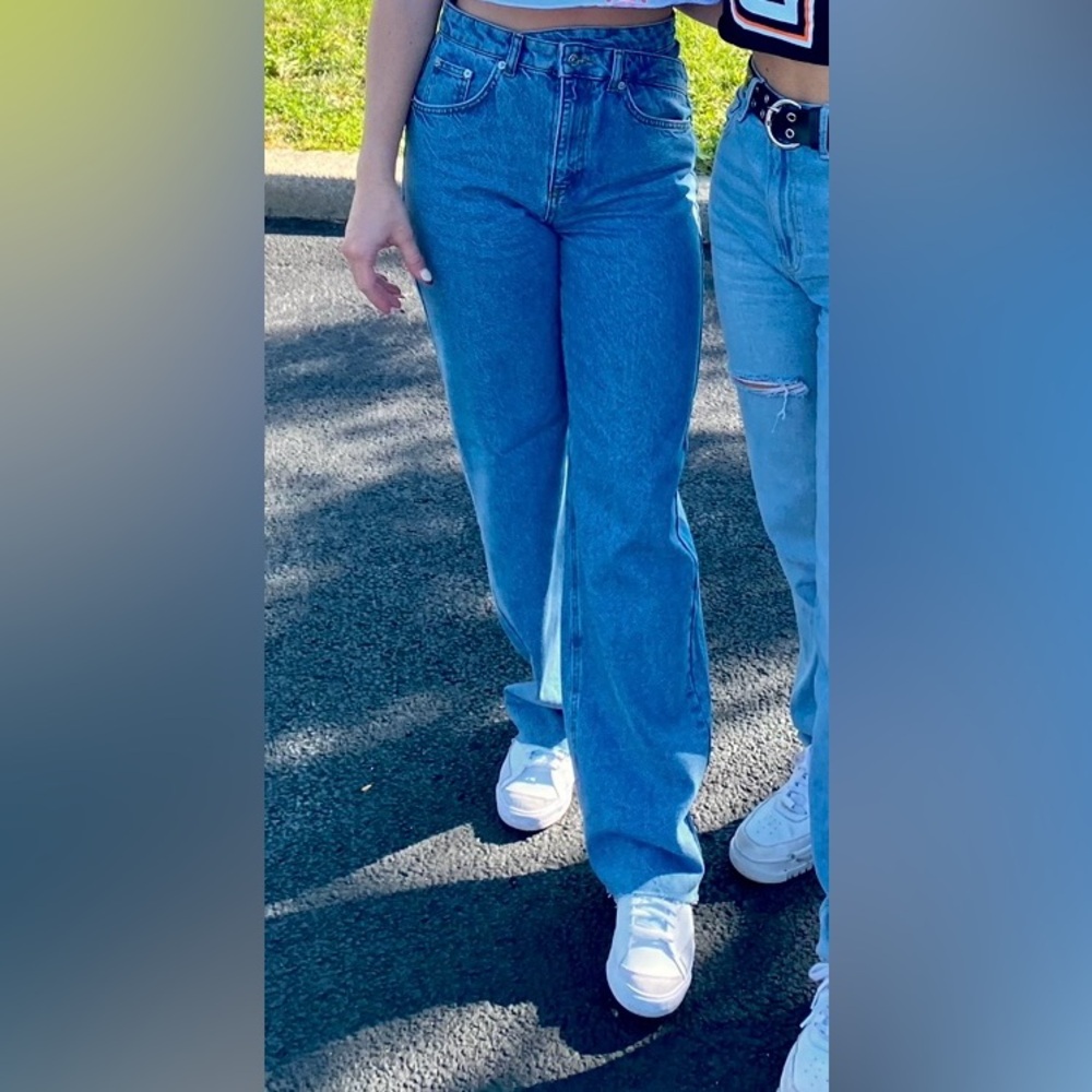 NA-KD cross waist jeans